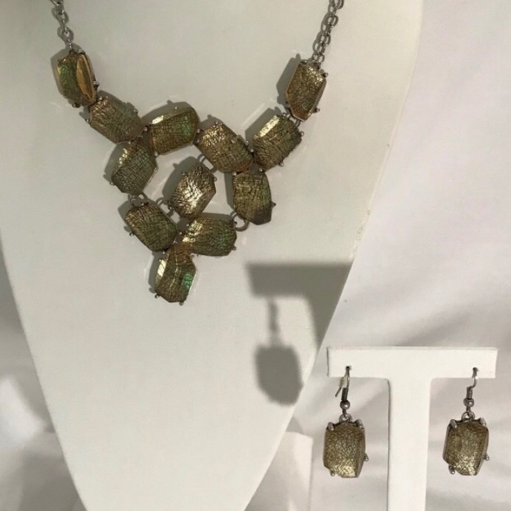 Necklace and earring set